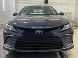 Toyota Camry 2021 года за 15 500 000 тг. в Караганда – фото 2