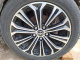 Оригинальные диски с шинами с датчиком TOYOTA COROLLA E 210 R 17 за 400 000 тг. в Шымкент – фото 2