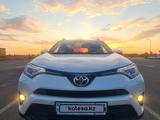 Toyota RAV4 2019 года за 11 800 000 тг. в Актобе – фото 2
