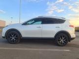 Toyota RAV4 2019 года за 11 800 000 тг. в Актобе