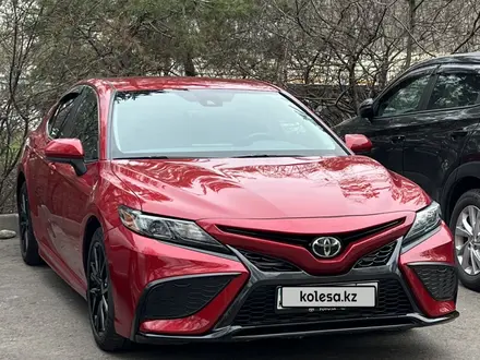 Toyota Camry 2021 года за 13 300 000 тг. в Алматы
