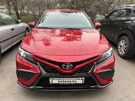 Toyota Camry 2021 года за 13 300 000 тг. в Алматы – фото 3