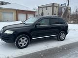 Volkswagen Touareg 2005 года за 3 500 000 тг. в Караганда – фото 3