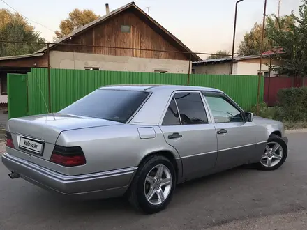 Mercedes-Benz E 220 1993 года за 2 500 000 тг. в Алматы – фото 4