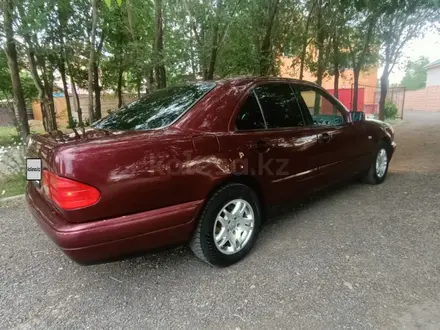 Mercedes-Benz E 230 1997 года за 2 100 000 тг. в Астана – фото 4