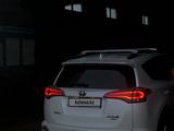 Toyota RAV4 2018 года за 11 300 000 тг. в Атырау
