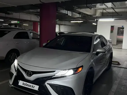 Toyota Camry 2021 года за 15 200 000 тг. в Алматы