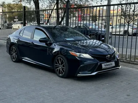 Toyota Camry 2021 года за 12 800 000 тг. в Атырау