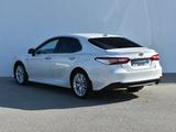 Toyota Camry 2018 года за 12 000 000 тг. в Атырау – фото 2