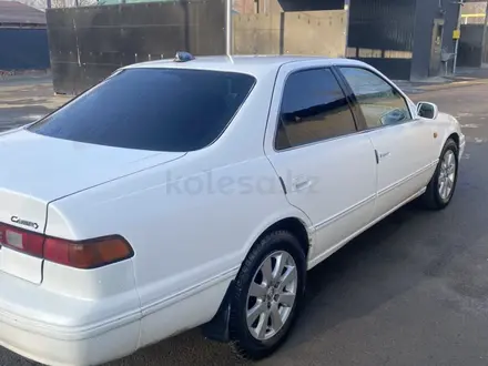 Toyota Camry 1999 года за 3 000 000 тг. в Алматы – фото 2