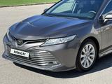 Toyota Camry 2018 года за 11 700 000 тг. в Астана – фото 2