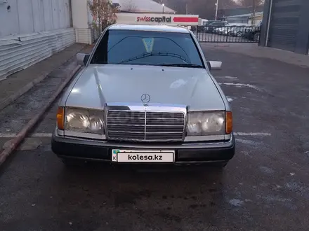 Mercedes-Benz E 220 1990 года за 1 650 000 тг. в Алматы