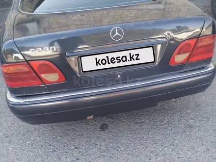 Mercedes-Benz E 230 1997 года за 2 450 000 тг. в Жанаарка – фото 2