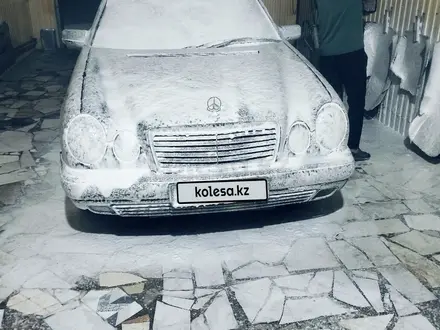 Mercedes-Benz E 230 1997 года за 2 450 000 тг. в Жанаарка – фото 3