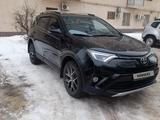 Toyota RAV4 2018 года за 13 400 000 тг. в Уральск – фото 2