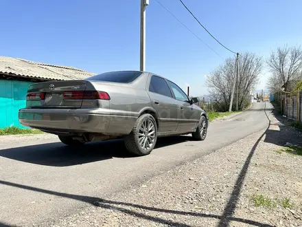 Toyota Camry 1998 года за 3 400 000 тг. в Алматы – фото 2