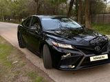 Toyota Camry 2020 года за 13 100 000 тг. в Алматы – фото 2