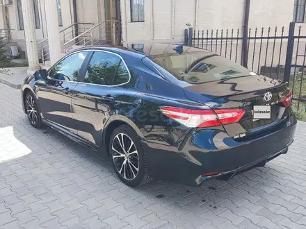 Toyota Camry 2020 года за 14 500 000 тг. в Уральск – фото 2