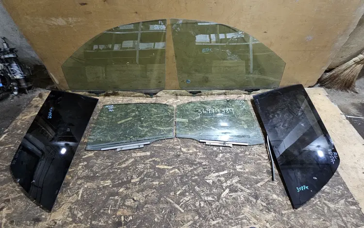 Стекло двери переднее заднее (в ассортименте) (Б/У ОРИГИНАЛ) за 1 000 тг. в Алматы