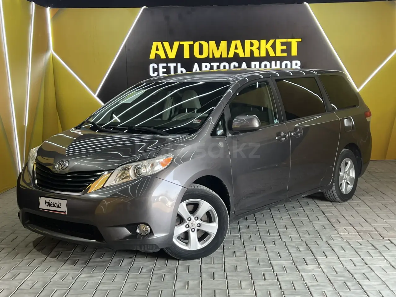 Toyota Sienna, 2011