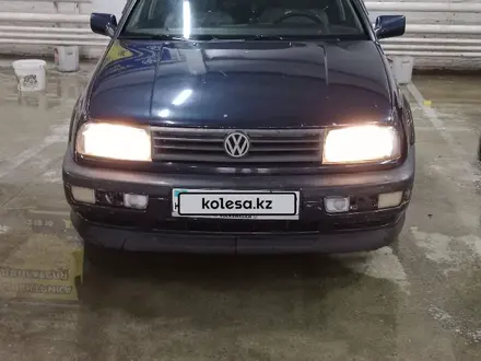 Volkswagen Vento 1994 года за 2 100 000 тг. в Семей – фото 2