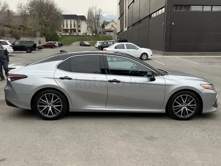 Toyota Camry 2021 года за 14 200 000 тг. в Алматы – фото 4