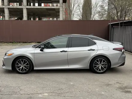 Toyota Camry 2021 года за 14 200 000 тг. в Алматы – фото 3