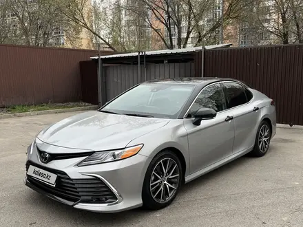 Toyota Camry 2021 года за 14 200 000 тг. в Алматы – фото 2