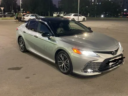 Toyota Camry 2021 года за 14 200 000 тг. в Алматы – фото 6