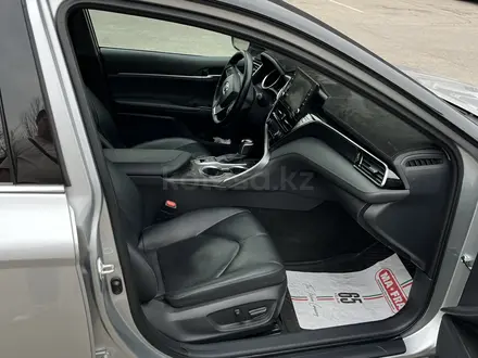 Toyota Camry 2021 года за 14 200 000 тг. в Алматы – фото 11