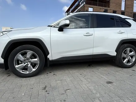 Toyota RAV4 2021 года за 13 000 000 тг. в Актобе – фото 3