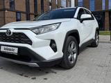 Toyota RAV4 2021 года за 13 000 000 тг. в Актобе – фото 2
