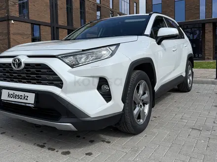 Toyota RAV4 2021 года за 13 000 000 тг. в Актобе – фото 2