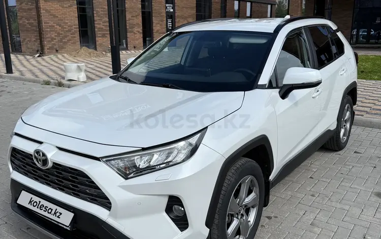 Toyota RAV4 2021 года за 13 000 000 тг. в Актобе
