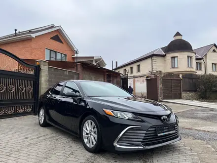 Toyota Camry 2023 года за 15 200 000 тг. в Актобе – фото 2