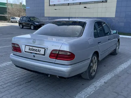 Mercedes-Benz E 320 1998 года за 3 000 000 тг. в Актобе – фото 3