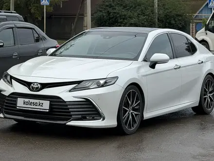 Toyota Camry 2023 года за 15 000 000 тг. в Уральск – фото 2