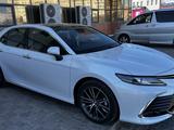 Toyota Camry 2022 годаfor15 777 777 тг. в Актау – фото 3