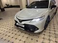 Toyota Camry 2020 года за 14 200 000 тг. в Алматы – фото 2