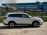 Mitsubishi Outlander 2022 года за 11 490 000 тг. в Алматы – фото 2