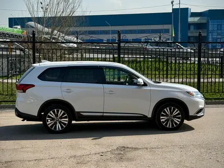 Mitsubishi Outlander 2022 года за 11 490 000 тг. в Алматы – фото 2