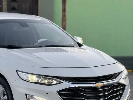 Chevrolet Malibu 2019 года за 7 300 000 тг. в Туркестан – фото 2