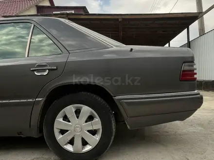 Mercedes-Benz E 220 1994 года за 2 900 000 тг. в Жезказган – фото 12