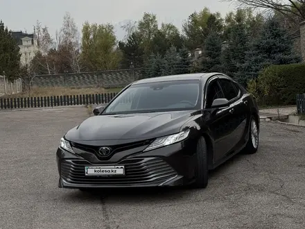 Toyota Camry 2019 года за 13 700 000 тг. в Алматы – фото 2