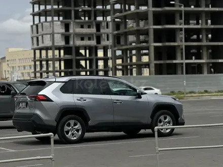 Toyota RAV4 2020 года за 9 800 000 тг. в Актау – фото 2