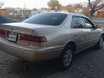 Toyota Camry 2000 года за 2 900 000 тг. в Семей – фото 2