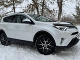 Toyota RAV4 2018 годаfor13 000 000 тг. в Актобе – фото 2