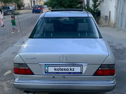 Mercedes-Benz E 220 1995 года за 3 300 000 тг. в Туркестан – фото 2