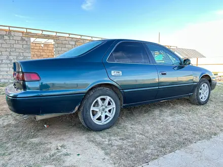 Toyota Camry 1997 года за 2 000 000 тг. в Актобе – фото 2