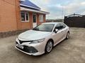 Toyota Camry 2019 года за 14 000 000 тг. в Атырау – фото 2